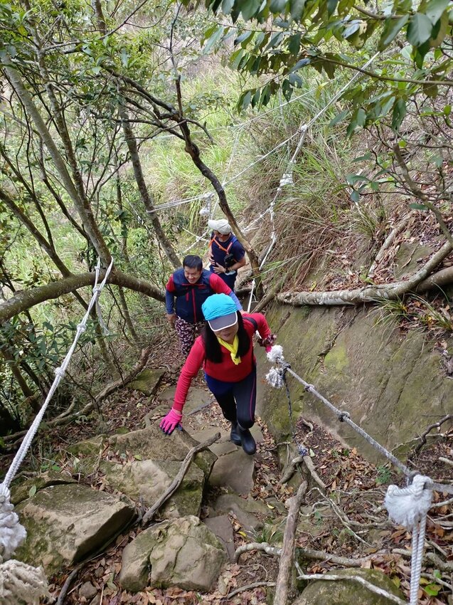 【台南.楠西區】伍龍登山口停車場直奔獵鷹尖+梅嶺一線天。住宿:玉井微風栩栩晴意天空