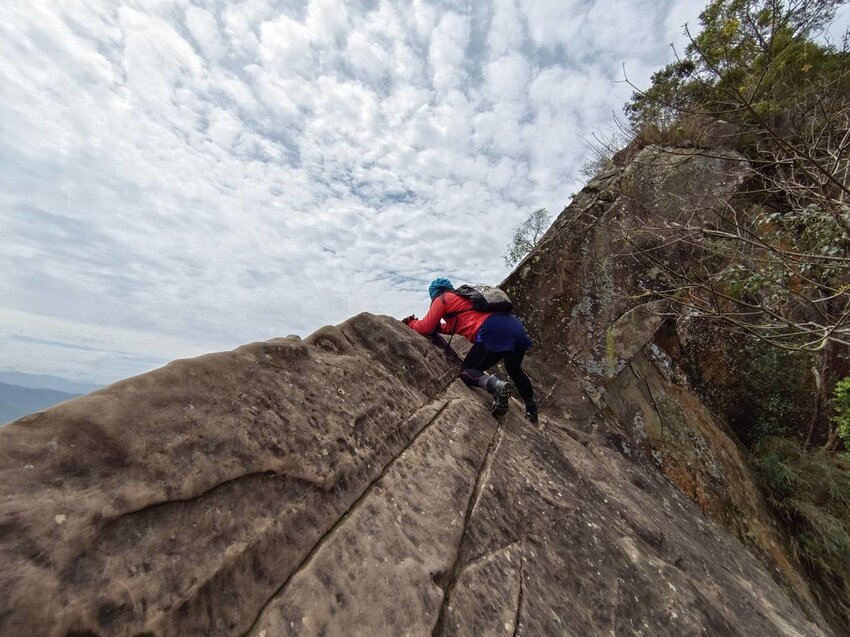 【台南.楠西區】伍龍登山口停車場直奔獵鷹尖+梅嶺一線天。住宿:玉井微風栩栩晴意天空