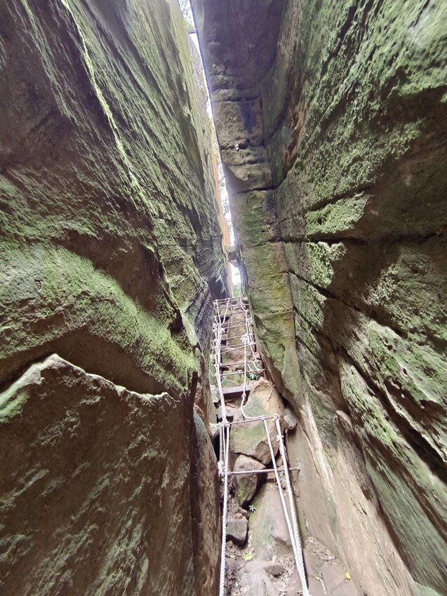 【台南.楠西區】伍龍登山口停車場直奔獵鷹尖+梅嶺一線天。住宿:玉井微風栩栩晴意天空