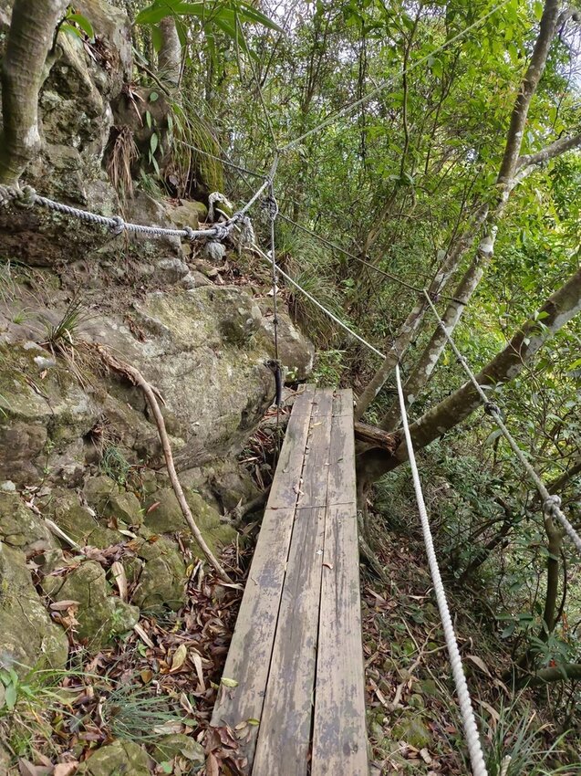 【台南.楠西區】伍龍登山口停車場直奔獵鷹尖+梅嶺一線天。住宿:玉井微風栩栩晴意天空