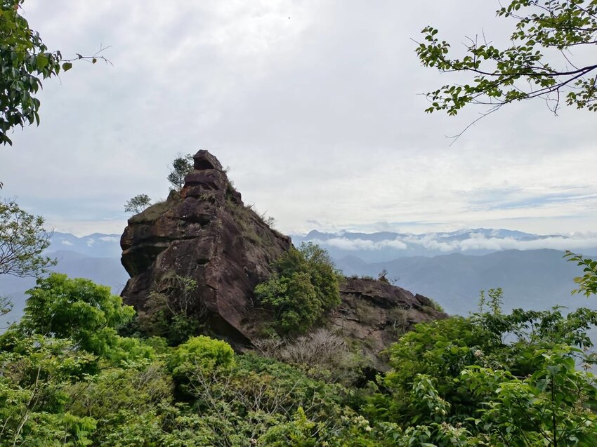 【台南.楠西區】伍龍登山口停車場直奔獵鷹尖+梅嶺一線天。住宿:玉井微風栩栩晴意天空