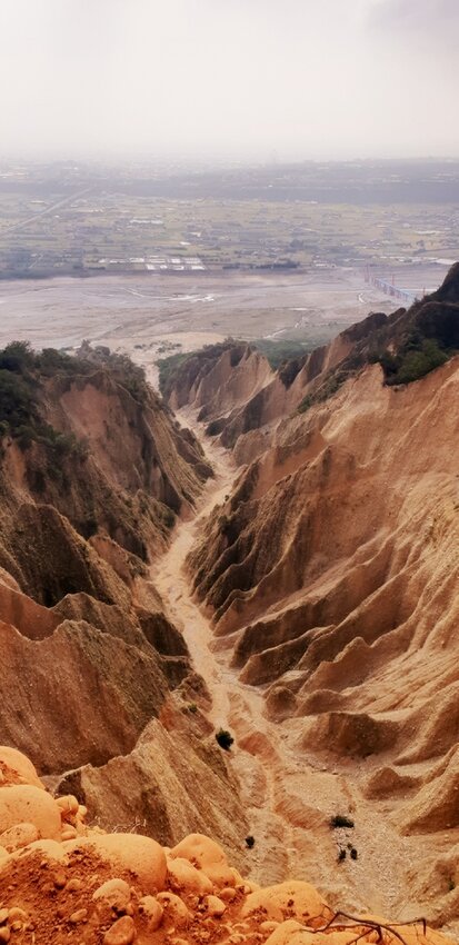 190038.jpg - 【苗栗.三義】帶著貓咪去旅行超壯觀火燄山。大峽谷來回約4.5小時
