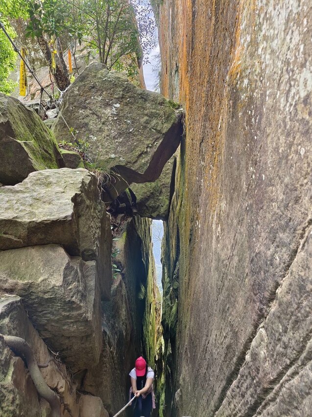 【台南.楠西區】伍龍登山口停車場直奔獵鷹尖+梅嶺一線天。住宿:玉井微風栩栩晴意天空