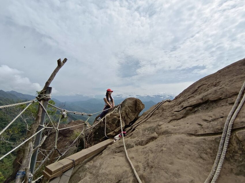 【台南.楠西區】伍龍登山口停車場直奔獵鷹尖+梅嶺一線天。住宿:玉井微風栩栩晴意天空