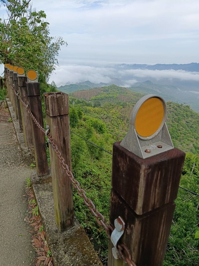 【台南.楠西區】伍龍登山口停車場直奔獵鷹尖+梅嶺一線天。住宿:玉井微風栩栩晴意天空