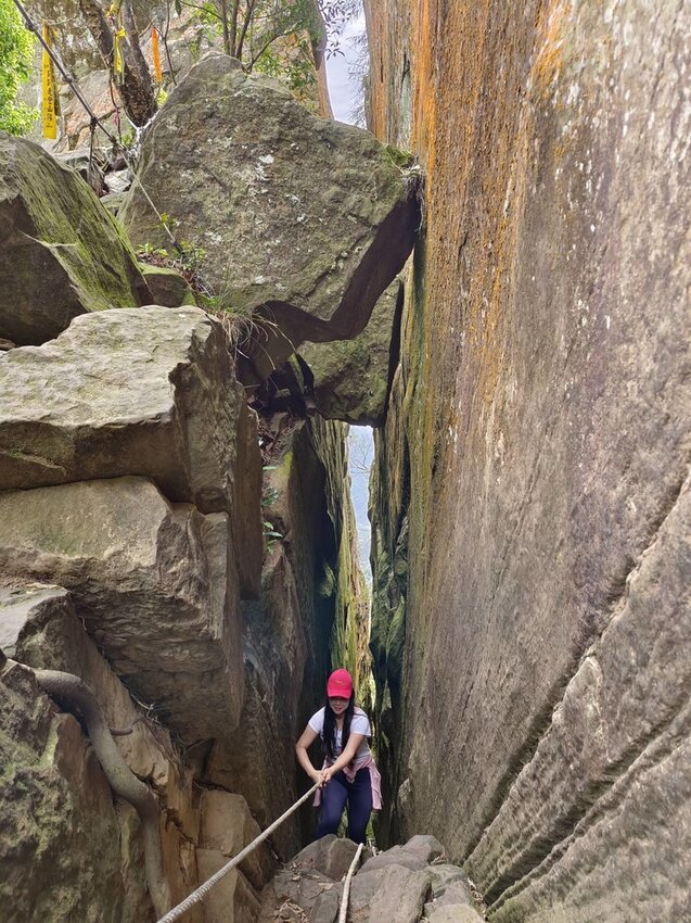 【台南.楠西區】伍龍登山口停車場直奔獵鷹尖+梅嶺一線天。住宿:玉井微風栩栩晴意天空