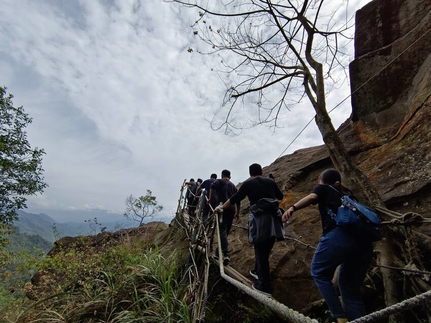 【台南.楠西區】伍龍登山口停車場直奔獵鷹尖+梅嶺一線天。住宿:玉井微風栩栩晴意天空