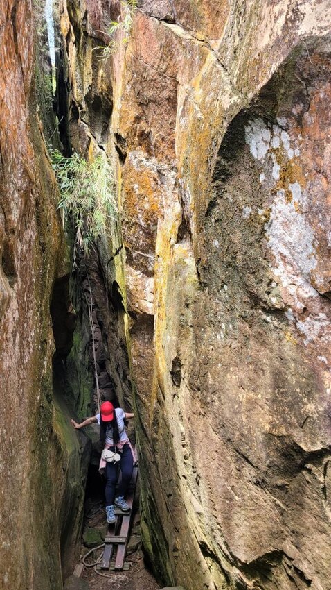 【台南.楠西區】伍龍登山口停車場直奔獵鷹尖+梅嶺一線天。住宿:玉井微風栩栩晴意天空
