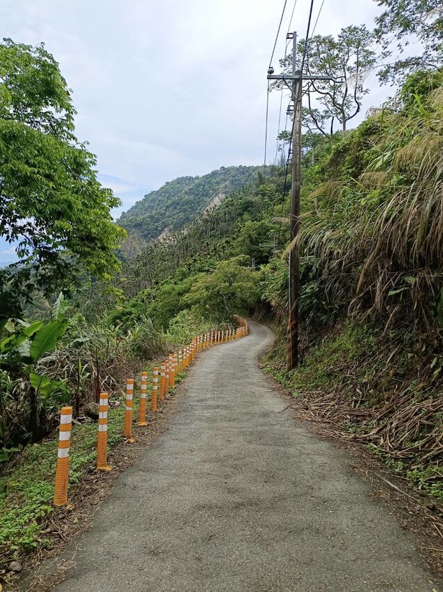 【台南.楠西區】伍龍登山口停車場直奔獵鷹尖+梅嶺一線天。住宿:玉井微風栩栩晴意天空