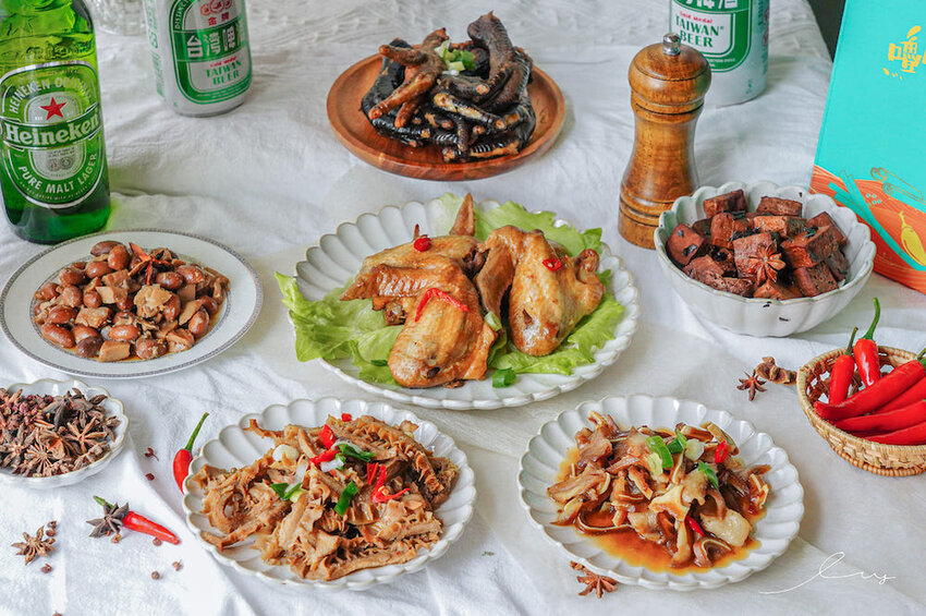 海裕芬嚕嚕姑滷 |宅配即食滷味禮盒，笑禮藏飽禮盒新品上市，一次吃到6種好吃的下酒菜，3/2~3/8用GOMAJI訂購消費即享5%回饋哦～ - 艾薇覓食趣
