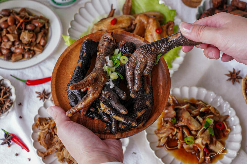 海裕芬嚕嚕姑滷 |宅配即食滷味禮盒，笑禮藏飽禮盒新品上市，一次吃到6種好吃的下酒菜，3/2~3/8用GOMAJI訂購消費即享5%回饋哦～ - 艾薇覓食趣