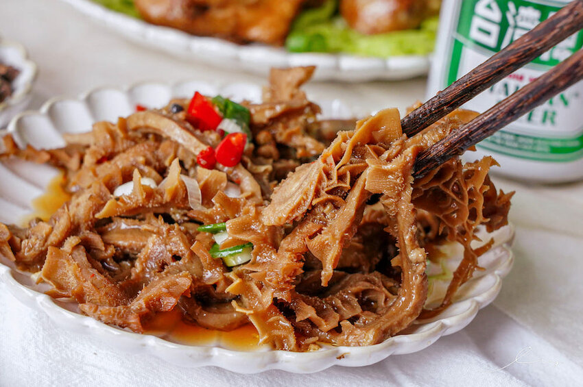 海裕芬嚕嚕姑滷 |宅配即食滷味禮盒，笑禮藏飽禮盒新品上市，一次吃到6種好吃的下酒菜，3/2~3/8用GOMAJI訂購消費即享5%回饋哦～ - 艾薇覓食趣