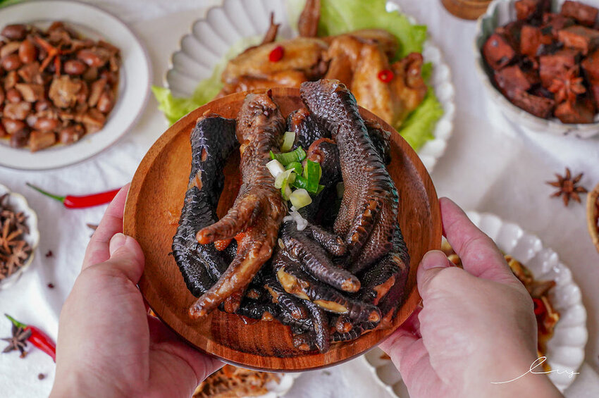 海裕芬嚕嚕姑滷 |宅配即食滷味禮盒，笑禮藏飽禮盒新品上市，一次吃到6種好吃的下酒菜，3/2~3/8用GOMAJI訂購消費即享5%回饋哦～ - 艾薇覓食趣