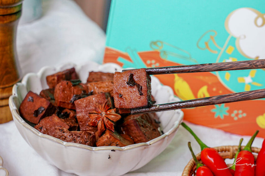 海裕芬嚕嚕姑滷 |宅配即食滷味禮盒，笑禮藏飽禮盒新品上市，一次吃到6種好吃的下酒菜，3/2~3/8用GOMAJI訂購消費即享5%回饋哦～ - 艾薇覓食趣