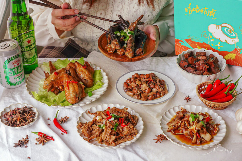 海裕芬嚕嚕姑滷 |宅配即食滷味禮盒，笑禮藏飽禮盒新品上市，一次吃到6種好吃的下酒菜，3/2~3/8用GOMAJI訂購消費即享5%回饋哦～ - 艾薇覓食趣