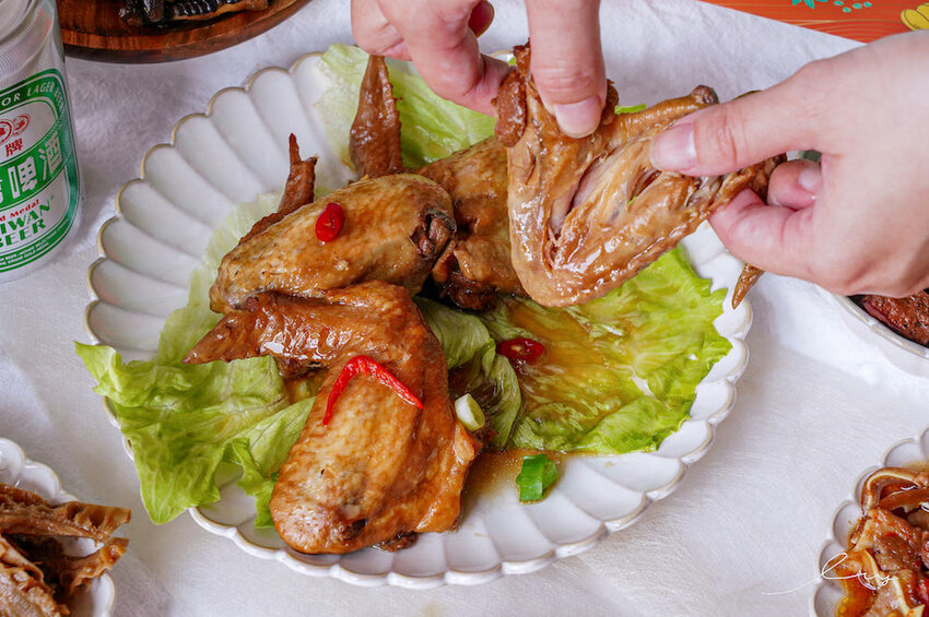 海裕芬嚕嚕姑滷 |宅配即食滷味禮盒，笑禮藏飽禮盒新品上市，一次吃到6種好吃的下酒菜，3/2~3/8用GOMAJI訂購消費即享5%回饋哦～ - 艾薇覓食趣