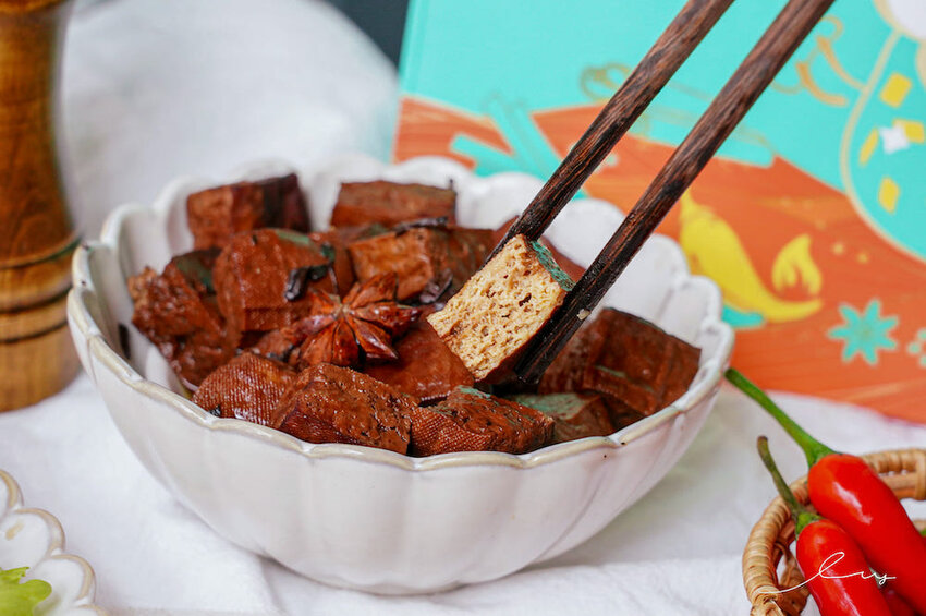 海裕芬嚕嚕姑滷 |宅配即食滷味禮盒，笑禮藏飽禮盒新品上市，一次吃到6種好吃的下酒菜，3/2~3/8用GOMAJI訂購消費即享5%回饋哦～ - 艾薇覓食趣