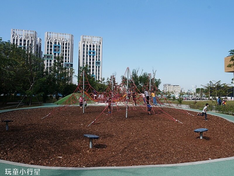 台南圖書館總館～閱之森公園遊戲場｜台南玩沙
