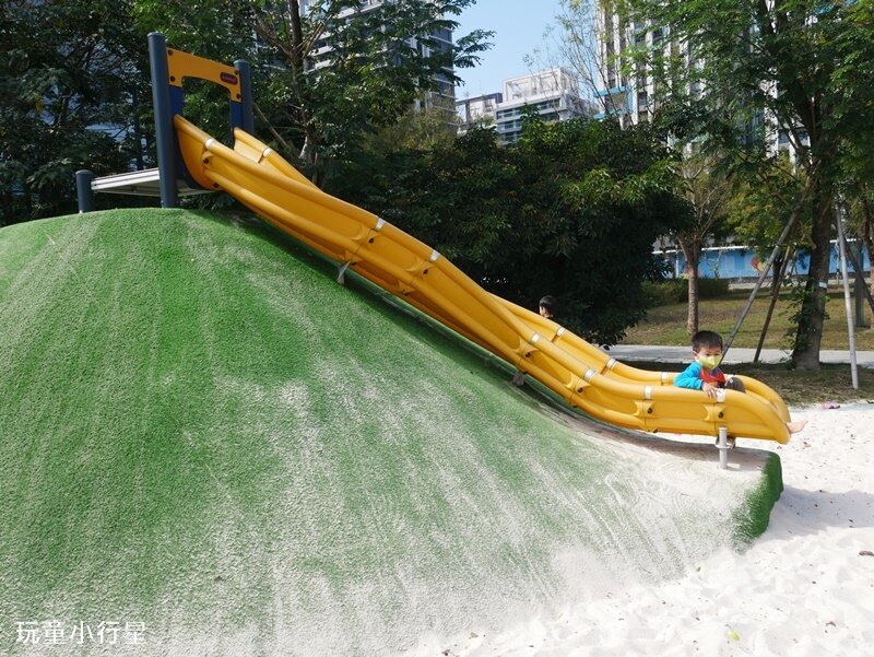 台南圖書館總館～閱之森公園遊戲場｜台南玩沙