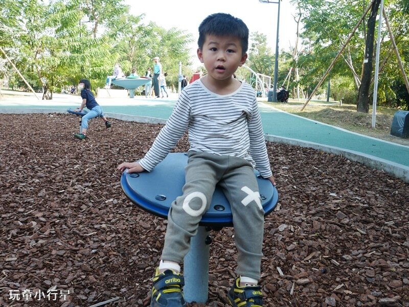 台南圖書館總館～閱之森公園遊戲場｜台南玩沙