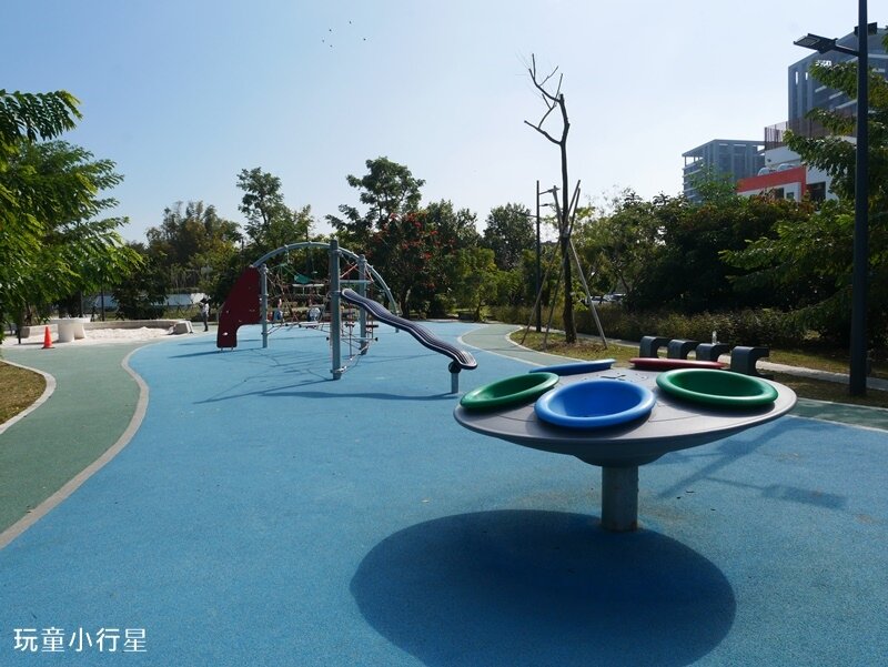 台南圖書館總館～閱之森公園遊戲場｜台南玩沙