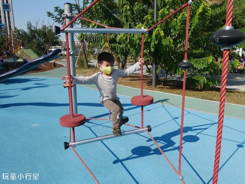 台南圖書館總館～閱之森公園遊戲場｜台南玩沙