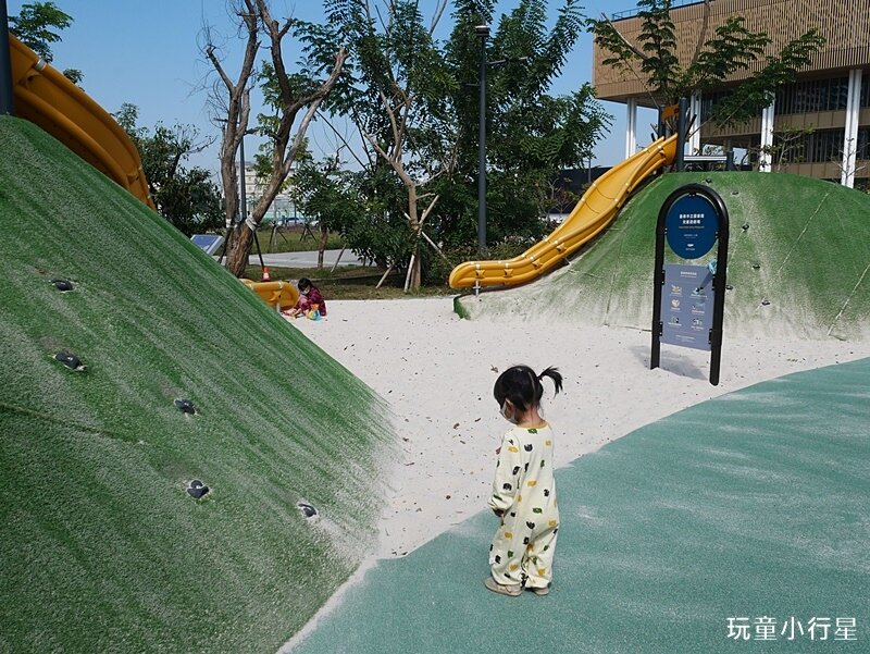 台南圖書館總館～閱之森公園遊戲場｜台南玩沙