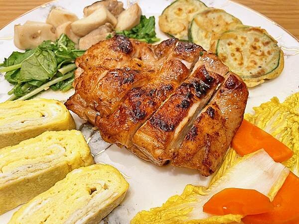 宅配生鮮│Food-x鮮蔬百寶箱:菜箱開箱做西餐料理,高級食材做豐盛三餐│啤酒鮮蝦溫沙拉、照燒雞腿排、櫛瓜煎餅、紅酒甜醬漢堡肉排餐、酥皮馬鈴薯