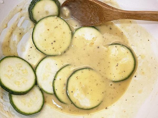 宅配生鮮│Food-x鮮蔬百寶箱:菜箱開箱做西餐料理,高級食材做豐盛三餐│啤酒鮮蝦溫沙拉、照燒雞腿排、櫛瓜煎餅、紅酒甜醬漢堡肉排餐、酥皮馬鈴薯