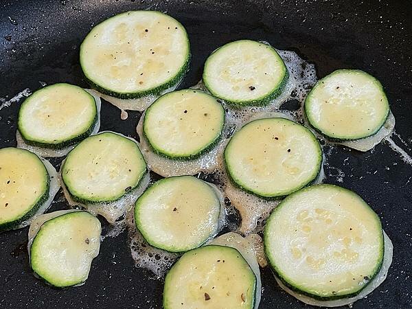 宅配生鮮│Food-x鮮蔬百寶箱:菜箱開箱做西餐料理,高級食材做豐盛三餐│啤酒鮮蝦溫沙拉、照燒雞腿排、櫛瓜煎餅、紅酒甜醬漢堡肉排餐、酥皮馬鈴薯