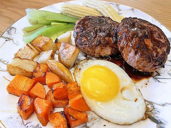 宅配生鮮│Food-x鮮蔬百寶箱:菜箱開箱做西餐料理,高級食材做豐盛三餐│啤酒鮮蝦溫沙拉、照燒雞腿排、櫛瓜煎餅、紅酒甜醬漢堡肉排餐、酥皮馬鈴薯