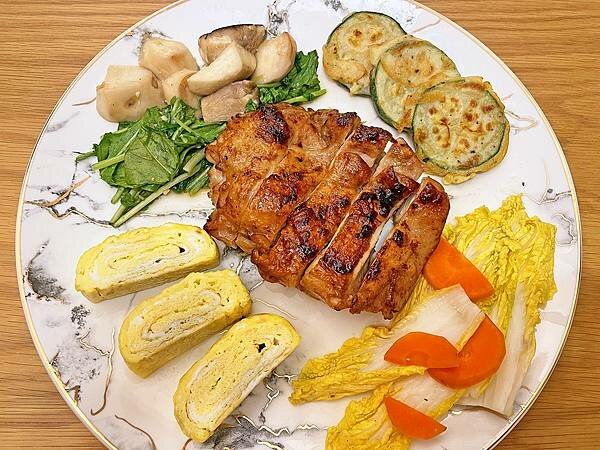 宅配生鮮│Food-x鮮蔬百寶箱:菜箱開箱做西餐料理,高級食材做豐盛三餐│啤酒鮮蝦溫沙拉、照燒雞腿排、櫛瓜煎餅、紅酒甜醬漢堡肉排餐、酥皮馬鈴薯