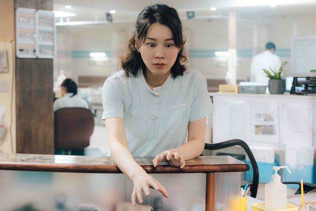 The posters & stills of Taiwan TV drama 2022公視年度喜劇《村裡來了個暴走女外科》(Mad Doctor) will be launching from May 7, 2022 onwards.