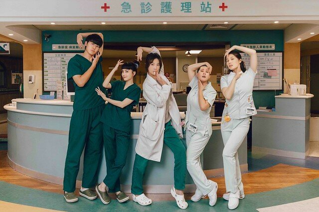 The posters & stills of Taiwan TV drama 2022公視年度喜劇《村裡來了個暴走女外科》(Mad Doctor) will be launching from May 7, 2022 onwards.