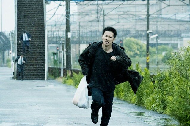 The movie posters & stills of 日本懸疑推理電影《那些得不到保護的人》(護られなかった者たちへ/In The Wake )will be launching in Taiwan from Apr 8, 2022 onwards.