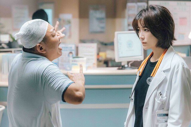 The posters & stills of Taiwan TV drama 2022公視年度喜劇《村裡來了個暴走女外科》(Mad Doctor) will be launching from May 7, 2022 onwards.