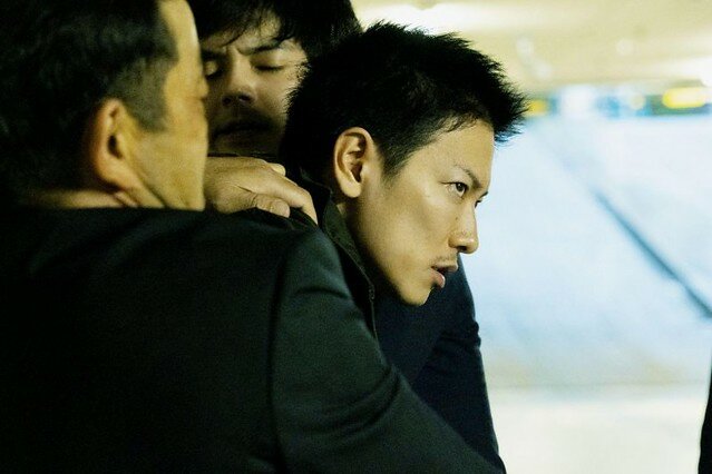 The movie posters & stills of 日本懸疑推理電影《那些得不到保護的人》(護られなかった者たちへ/In The Wake )will be launching in Taiwan from Apr 8, 2022 onwards.