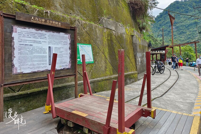 新北景點／烏來老街與烏來瀑布－原民特色山產小吃、烏來台車、溫泉街玩透透