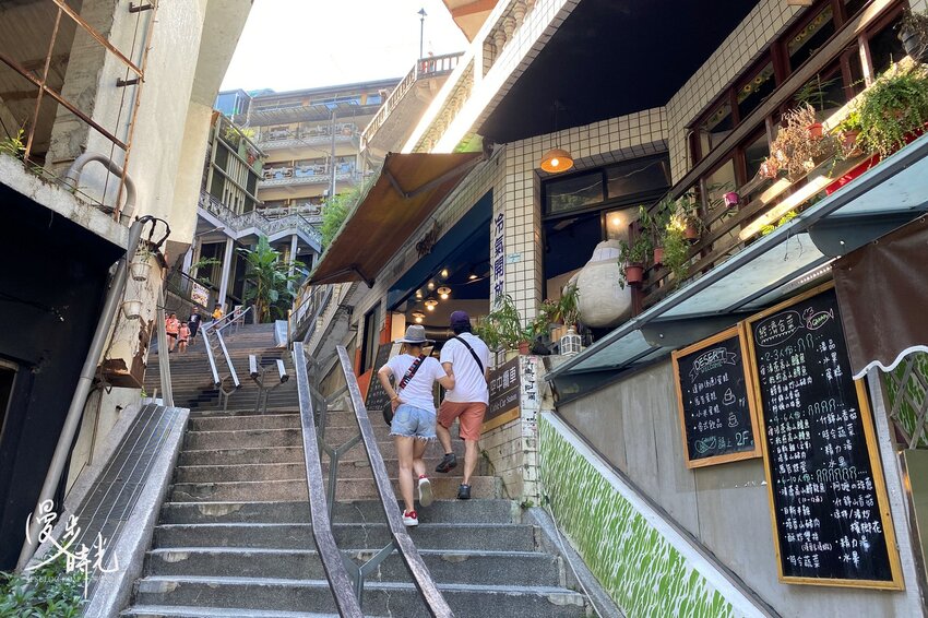 新北景點／烏來老街與烏來瀑布－原民特色山產小吃、烏來台車、溫泉街玩透透