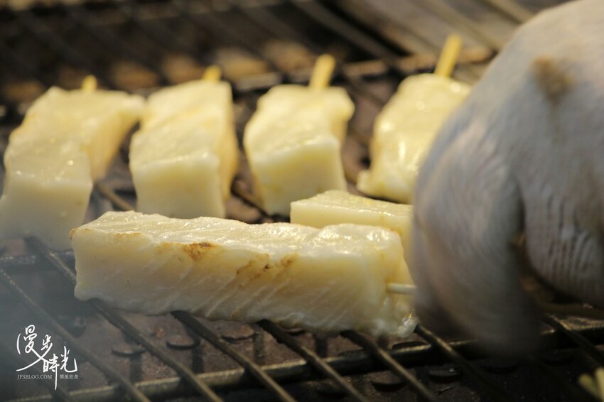 新北景點／烏來老街與烏來瀑布－原民特色山產小吃、烏來台車、溫泉街玩透透