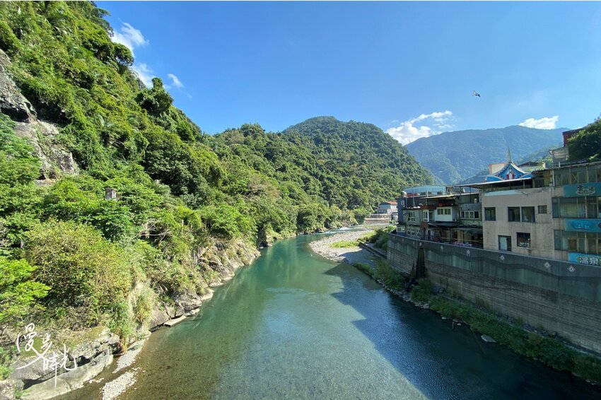 新北景點／烏來老街與烏來瀑布－原民特色山產小吃、烏來台車、溫泉街玩透透