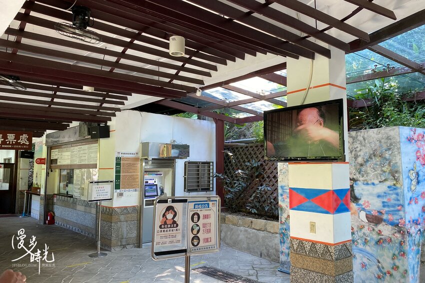 新北景點／烏來老街與烏來瀑布－原民特色山產小吃、烏來台車、溫泉街玩透透