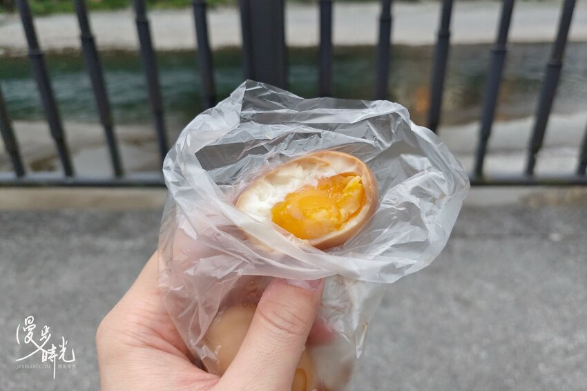 新北景點／烏來老街與烏來瀑布－原民特色山產小吃、烏來台車、溫泉街玩透透