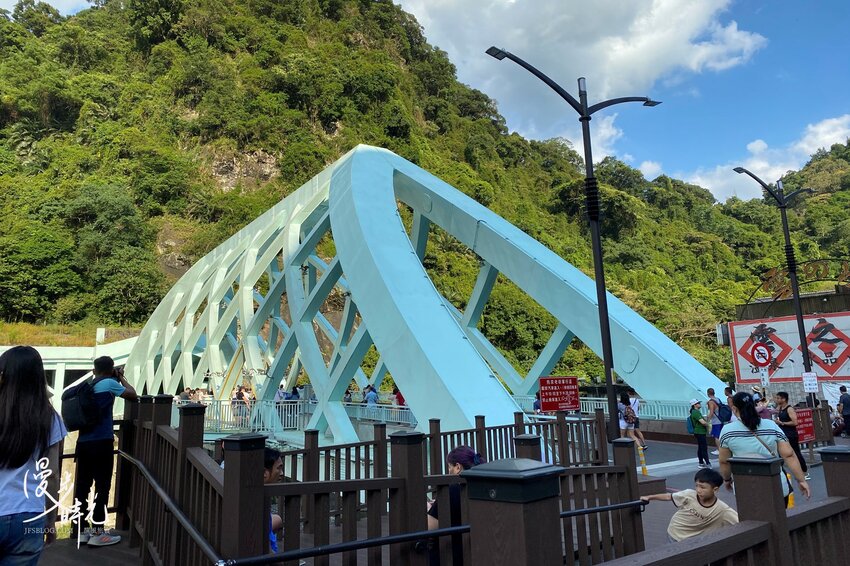 新北景點／烏來老街與烏來瀑布－原民特色山產小吃、烏來台車、溫泉街玩透透