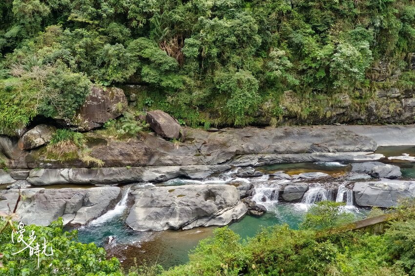 新北景點／烏來老街與烏來瀑布－原民特色山產小吃、烏來台車、溫泉街玩透透