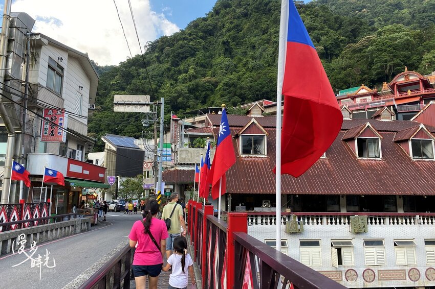 新北景點／烏來老街與烏來瀑布－原民特色山產小吃、烏來台車、溫泉街玩透透