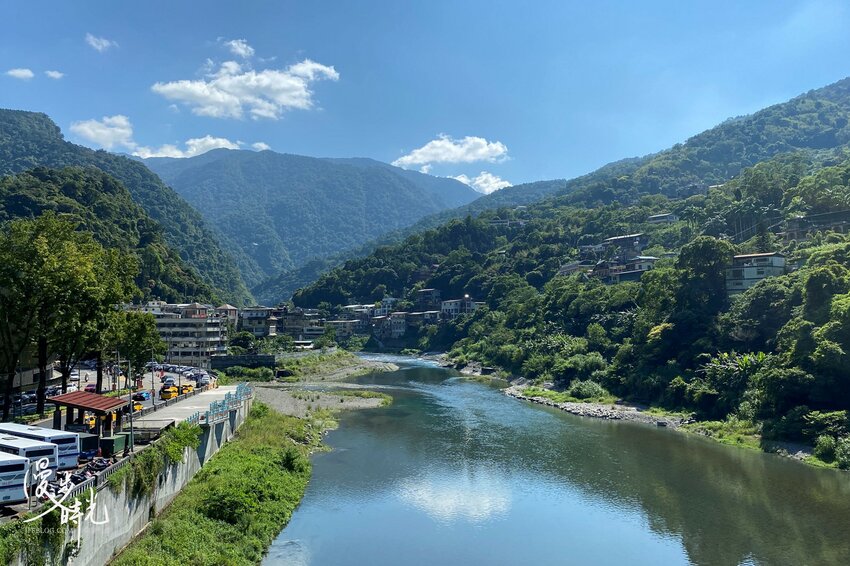 新北景點／烏來老街與烏來瀑布－原民特色山產小吃、烏來台車、溫泉街玩透透