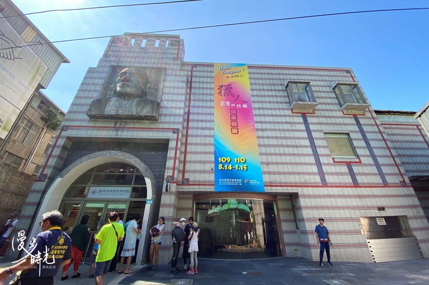 新北景點／烏來老街與烏來瀑布－原民特色山產小吃、烏來台車、溫泉街玩透透