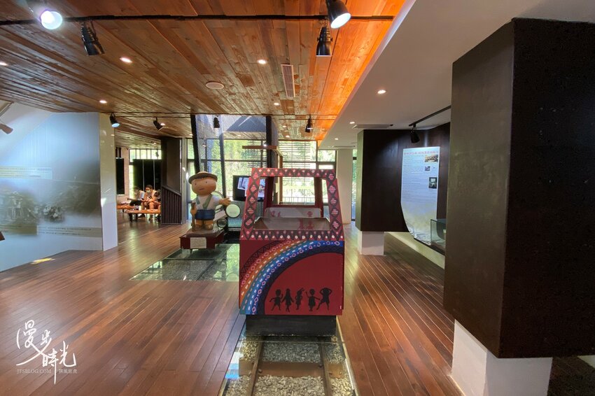 新北景點／烏來老街與烏來瀑布－原民特色山產小吃、烏來台車、溫泉街玩透透