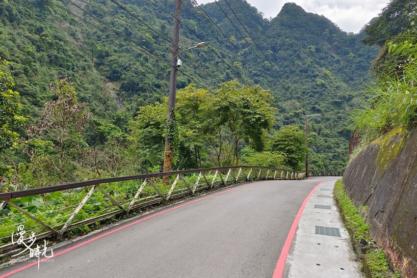 新北景點／烏來老街與烏來瀑布－原民特色山產小吃、烏來台車、溫泉街玩透透